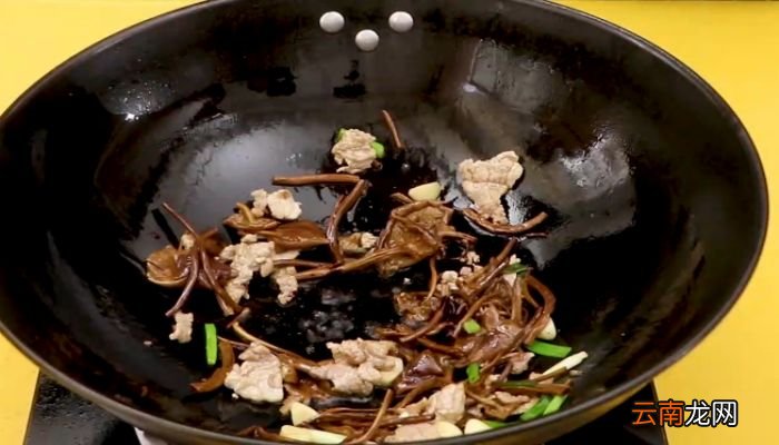 茶树菇焖面详细做法 茶树菇焖面的做法