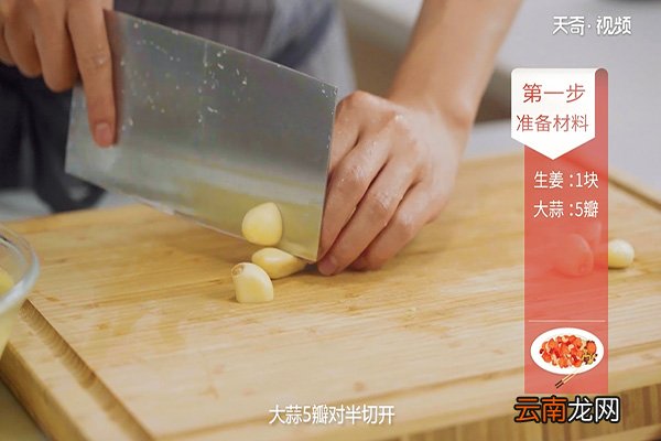 土豆炖排骨的做法