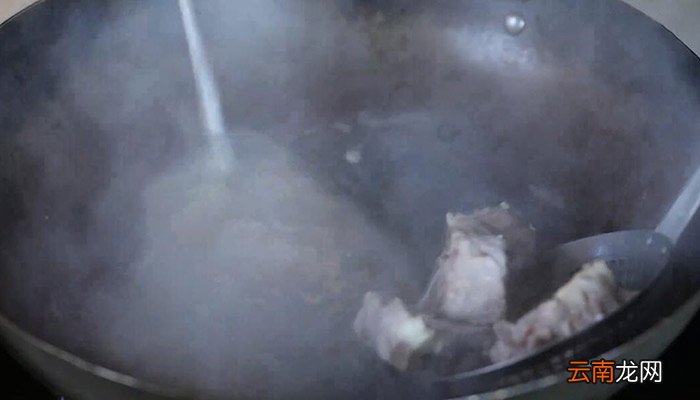 白萝卜脊骨煲汤的家常做法 白萝卜脊骨煲汤的做法