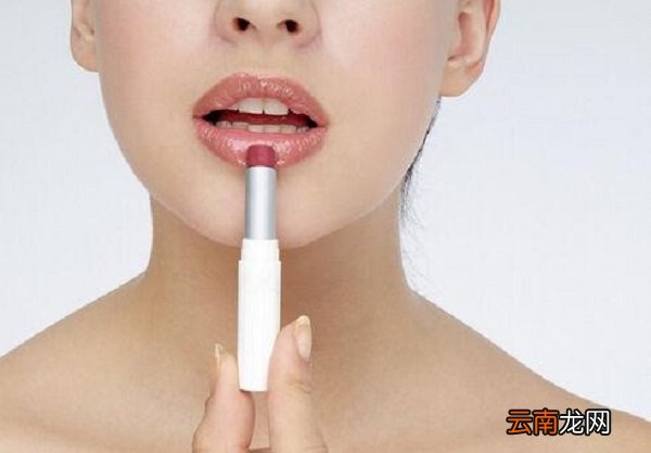 咬唇妆怎么画 咬唇妆画法