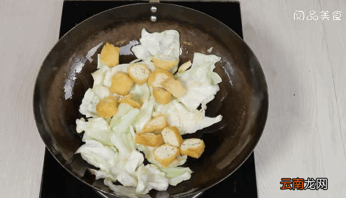 油豆腐炒包菜的做法，油豆腐炒包菜怎么做