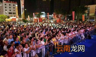 梦见好多人在一起看热闹 过多猜疑不是好事