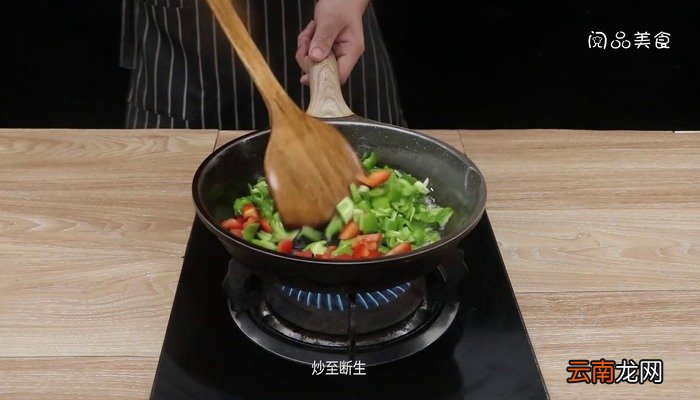 双椒炒鸡蛋的做法 双椒炒鸡蛋怎么做好吃