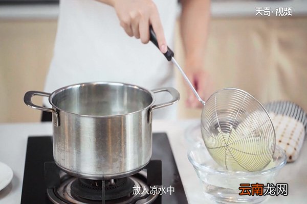 凉拌洋葱土豆丝的做法