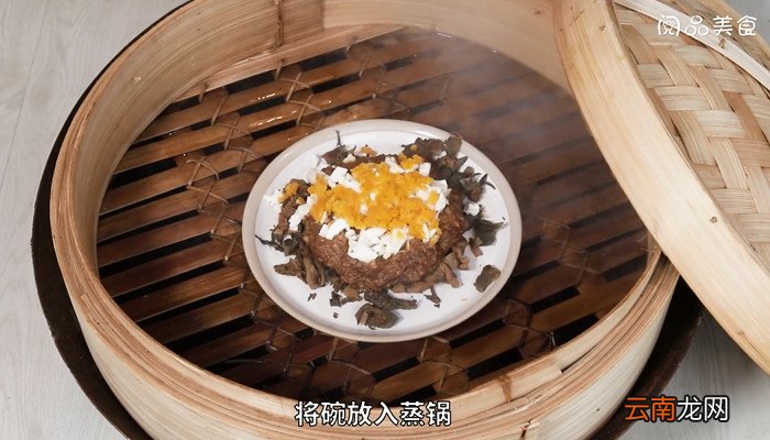 梅干菜肉饼蒸咸蛋的做法 梅干菜肉饼蒸咸蛋怎么做