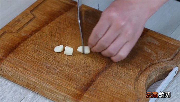 辣子鸡炒藕丁怎么做 辣子鸡炒藕丁的做法