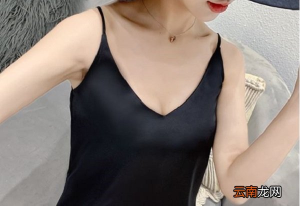 黑衣服白裤子可以搭吗 上黑下白可以搭配么