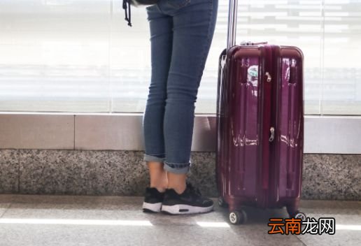 毛呢大衣配什么裤子 毛呢大衣搭配什么裤子好看