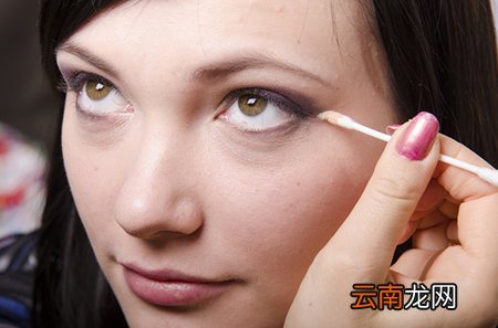 淡妆如何涂眼影 淡妆怎么化眼影