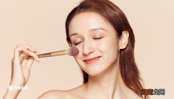 卡粉是什么意思 你脸上卡粉了是什么意思