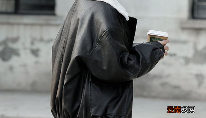 黑色针织连衣裙怎么搭配外套 黑色针织长裙怎么搭配