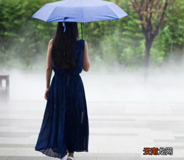 墨绿色上衣配什么裙子好看 墨绿色上衣搭配什么颜色合适