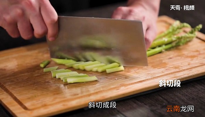 清炒芦笋蟹味菇怎么做 清炒芦笋蟹味菇的做法
