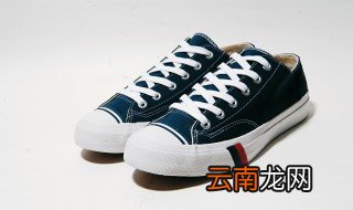 黑帆布鞋上的灰怎样刷掉 帆布鞋脏了怎么洗干净