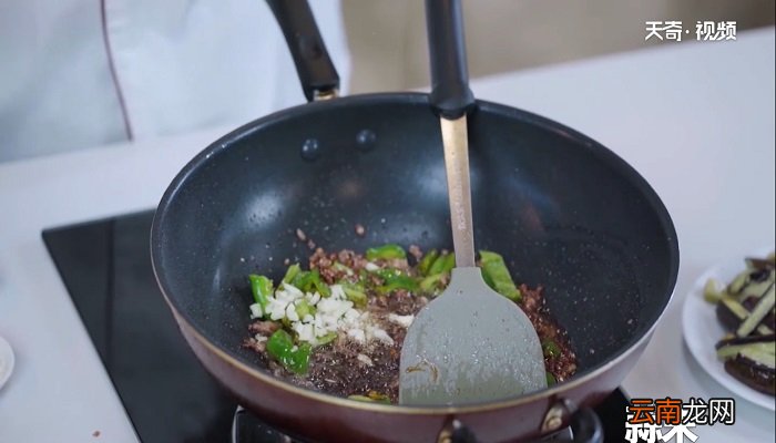 青椒肉末茄子的做法 青椒肉末茄子怎么做
