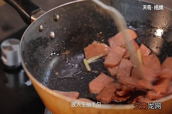蒜苗炒午餐肉的做法 蒜苗炒午餐肉怎么做