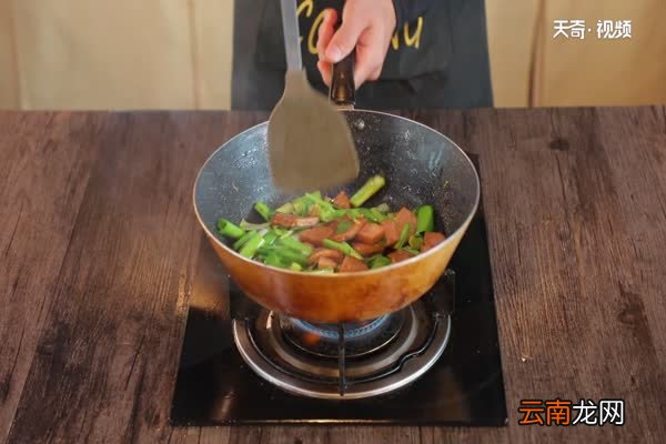 蒜苗炒午餐肉的做法 蒜苗炒午餐肉怎么做