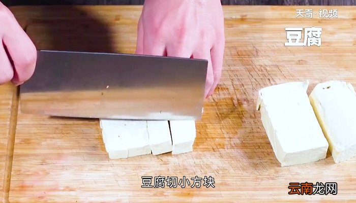 小鱼焖豆腐怎么做 小鱼焖豆腐的做法