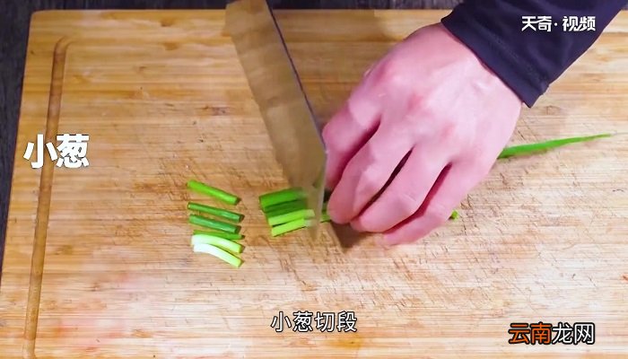 小鱼焖豆腐怎么做 小鱼焖豆腐的做法