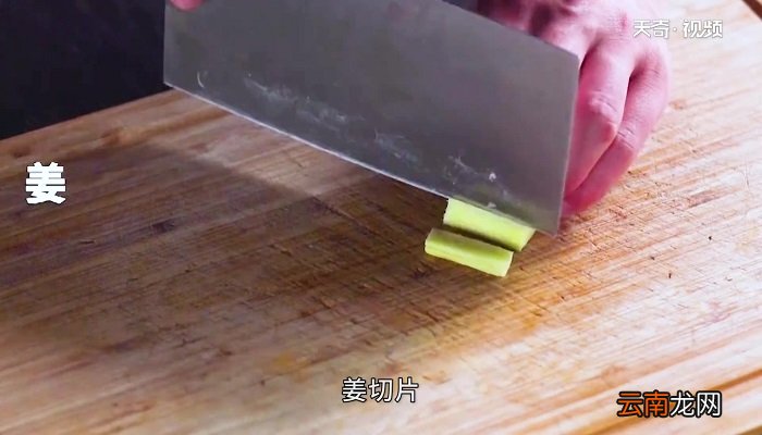 小鱼焖豆腐怎么做 小鱼焖豆腐的做法