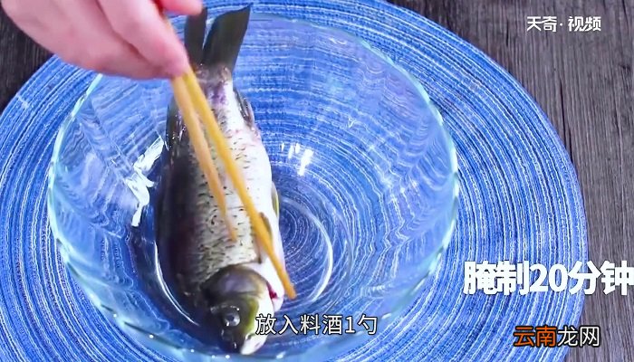 小鱼焖豆腐怎么做 小鱼焖豆腐的做法