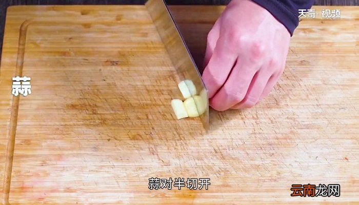 小鱼焖豆腐怎么做 小鱼焖豆腐的做法