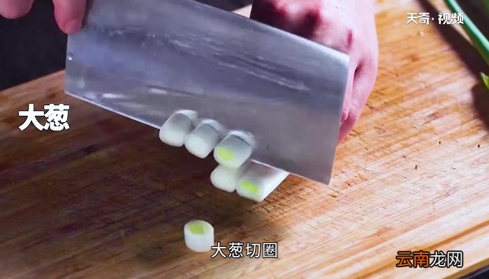 小鱼焖豆腐怎么做 小鱼焖豆腐的做法