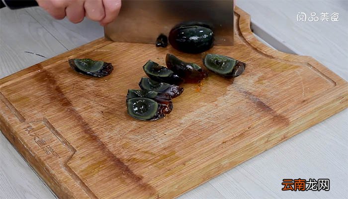 尖椒肉末炒皮蛋的做法 尖椒肉末炒皮蛋如何做