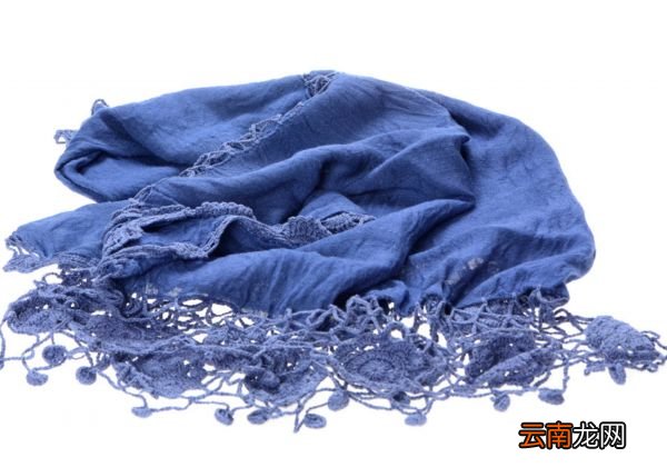 什么颜色的围巾适合搭配蓝色大衣 围巾如何搭配大衣