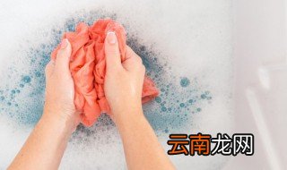 如何去除衣服上的墙固 去除衣服上的墙固教程