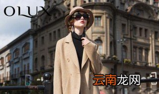 双面羊绒格子大衣怎么搭配好看 教你穿出国际大牌范