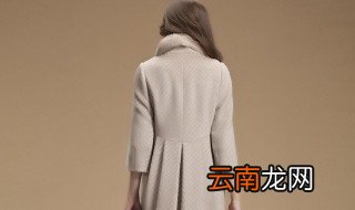 米色风衣怎么搭配 这样穿就很好看