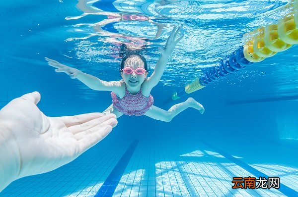 孩子不愿意学游泳怎么办 孩子不喜欢游泳怎么办