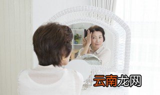 55岁长脸女人适合哪种发型 长脸的老年女性适合什么发型
