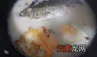 荷包蛋滚鲫鱼汤怎么做 荷包蛋滚鲫鱼汤做法介绍