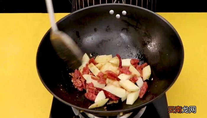 腊肠焖土豆的做法腊肠焖土豆怎么做