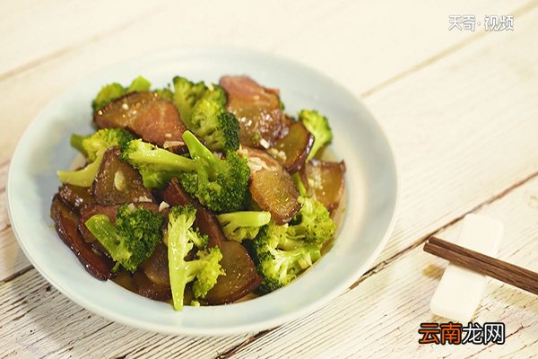 腊肉小炒西兰花的做法