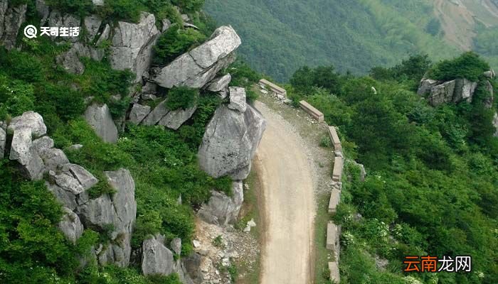 远上寒山石径斜白云生处有人家的诗意是什么 远上寒山石径斜指的是什么
