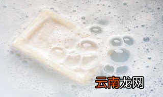 肥皂泡上的彩色斑纹是怎么来的