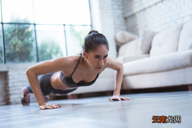 睡前瘦胸运动图解教你轻松摆脱胸大烦恼