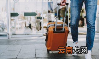 如何防止箱子中的衣服发霉，衣服放柜子里怎么防止发霉