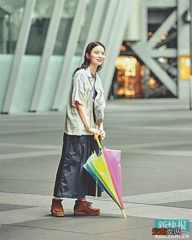 暴雨中同样很美 雨天穿搭时髦技巧 Get