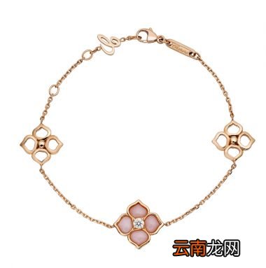 夏天担心藏不住“蝴蝶袖”？集齐明星博主教你“手镯转移大法”！