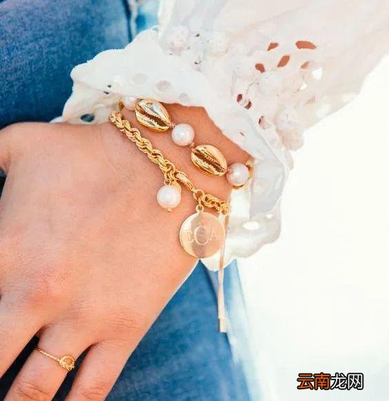 夏天担心藏不住“蝴蝶袖”？集齐明星博主教你“手镯转移大法”！