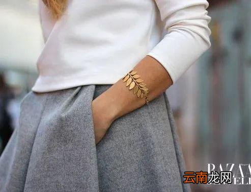 夏天担心藏不住“蝴蝶袖”？集齐明星博主教你“手镯转移大法”！