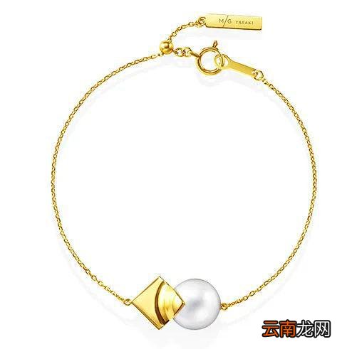 夏天担心藏不住“蝴蝶袖”？集齐明星博主教你“手镯转移大法”！