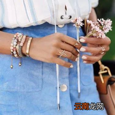 夏天担心藏不住“蝴蝶袖”？集齐明星博主教你“手镯转移大法”！