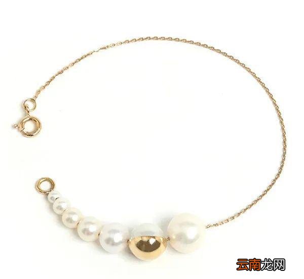 夏天担心藏不住“蝴蝶袖”？集齐明星博主教你“手镯转移大法”！