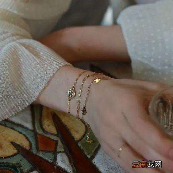 夏天担心藏不住“蝴蝶袖”？集齐明星博主教你“手镯转移大法”！
