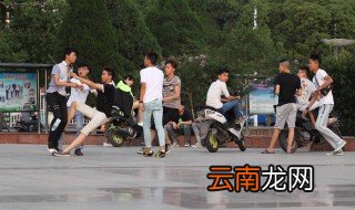 梦见同学和别人打架 下面为大家解答